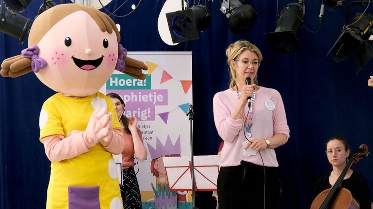Sophietjes verjaardag met themadirecteur Pien Beltman