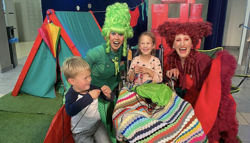 Verkleedde dames van Stichting Gilat met twee kinderen
