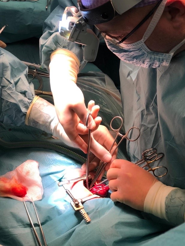 Chirurg opereert kind met longaandoening