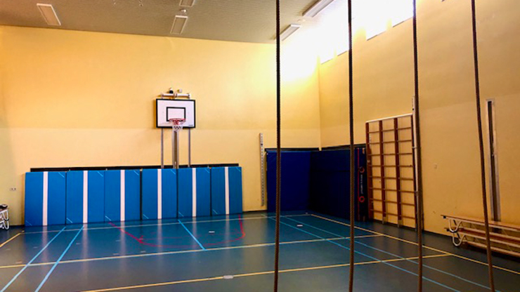 Gymzaal, matten en klimtouwen. JPG-bestand