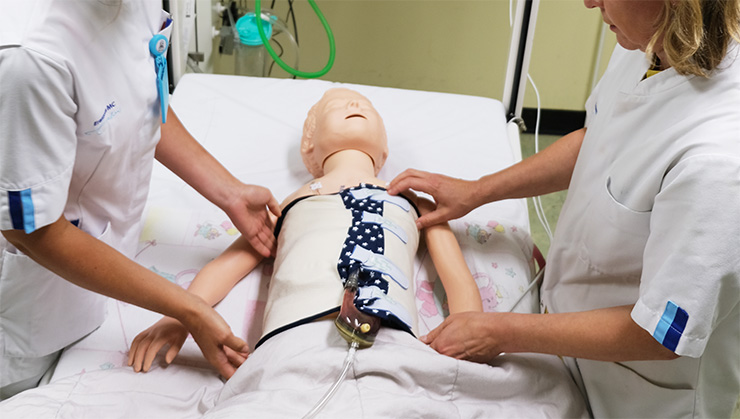 ErasmusHug: comfortabel hemdje bij kinderen met een steunhart ErasmusHug-steunhart-hemdje