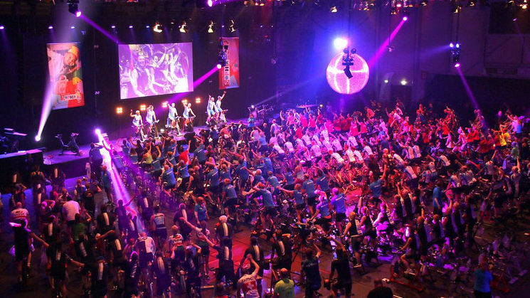 Zaal met mensen spinning voor sophia