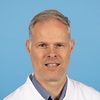 Paul Gundlach (verpleegkundig-specialist) Zorgverlener, profielfoto, blauwachtergrond. JPG-bestand