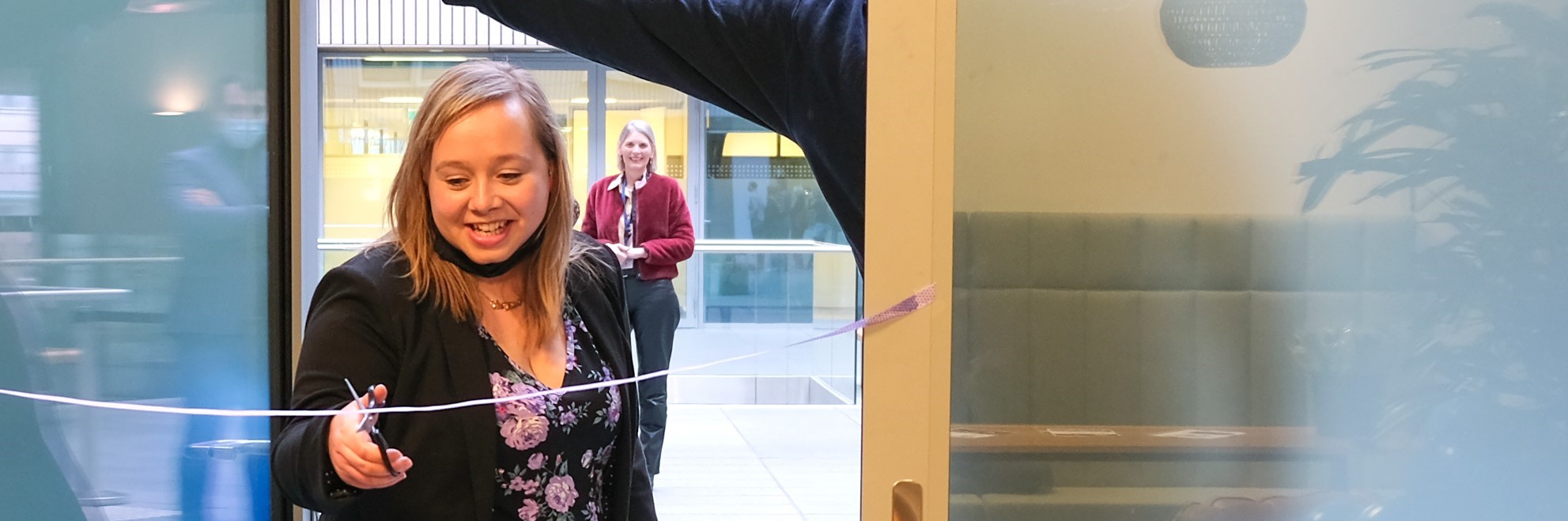 Alice knipt het lintje van de lounge door