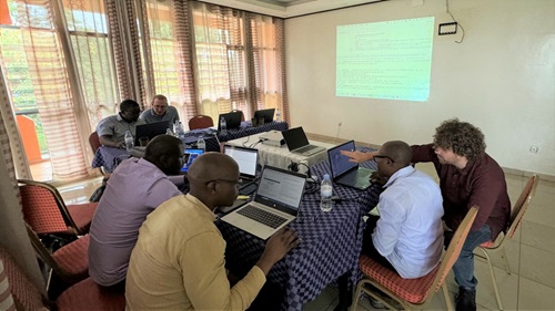 Bas Oude Munnink and Leonard Schuele explain to the scientists how to process their samples and how to use bioinformatics to analyze the results.
