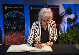 Prof. Koopmans signs the NAS registry