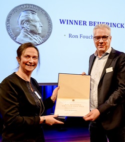 Ron Fouchier ontvangt Beijerinck Virologie Prijs