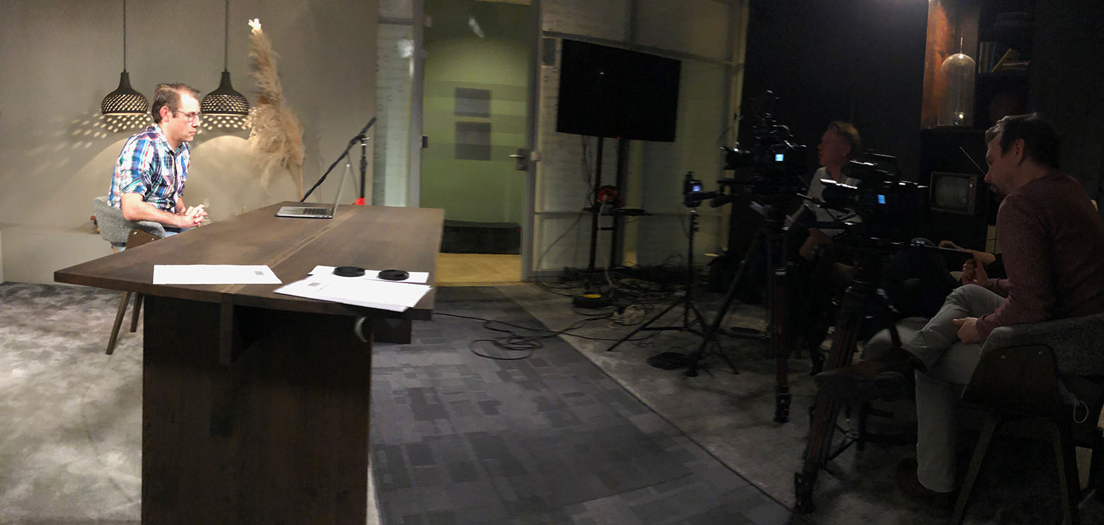 Rory de Vries aan desk