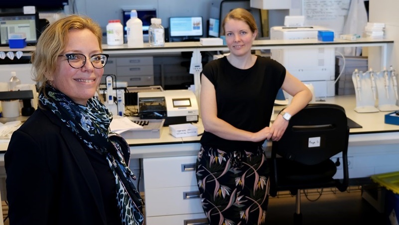 Corine Geurts van Kessel op het lab