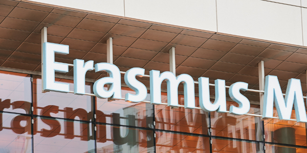Erasmus MC letters op het hoofdgebouw