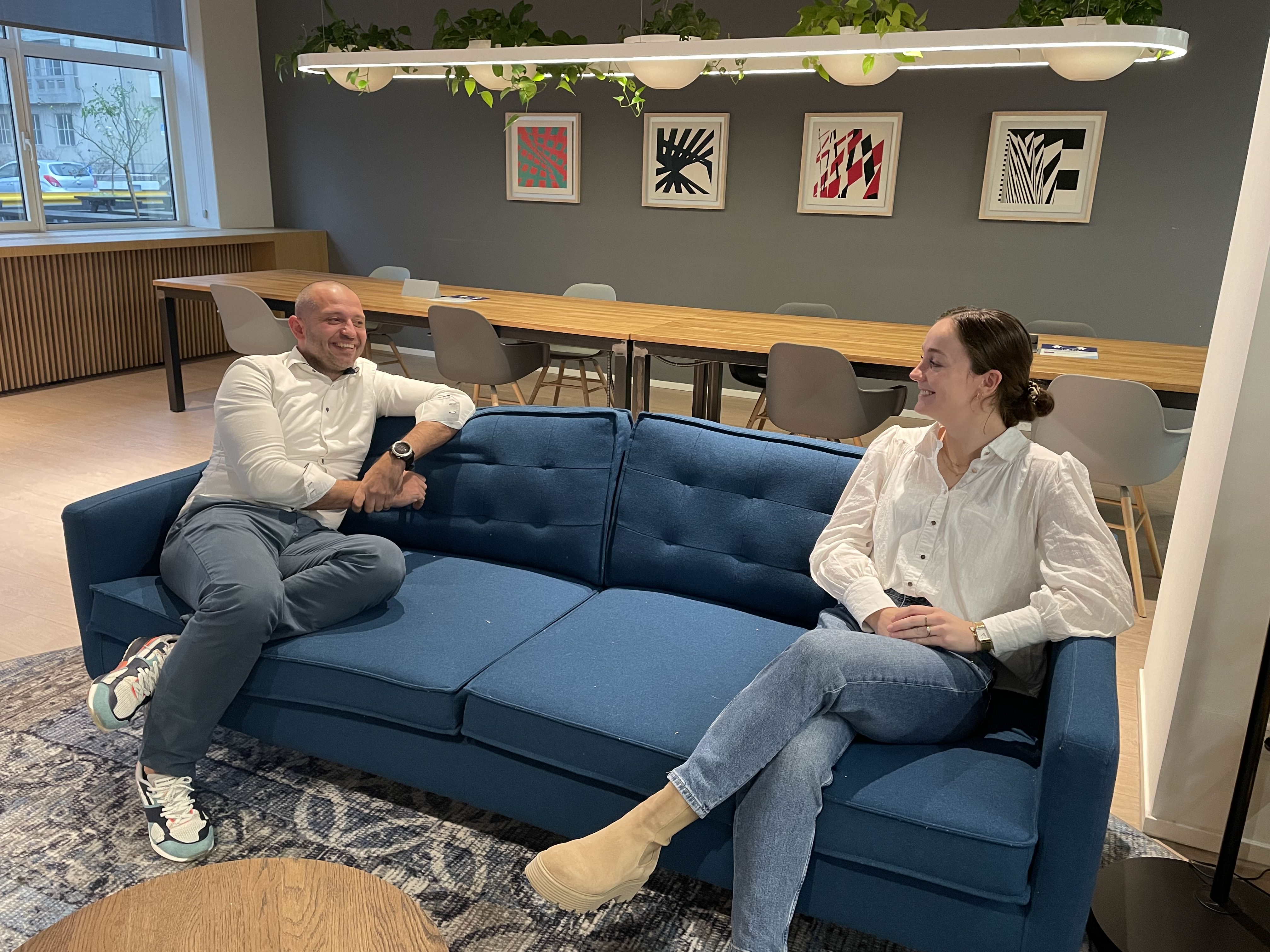 Podcast Nursefy opname sfeerbeeld op de bank