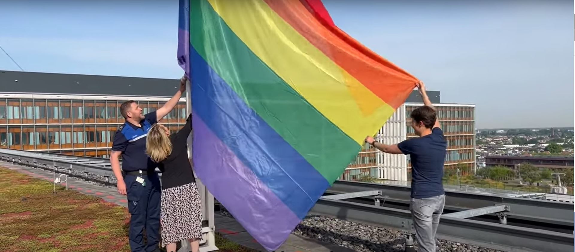 Hijsen van de regenboogvlag