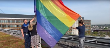 Hijsen van de regenboogvlag