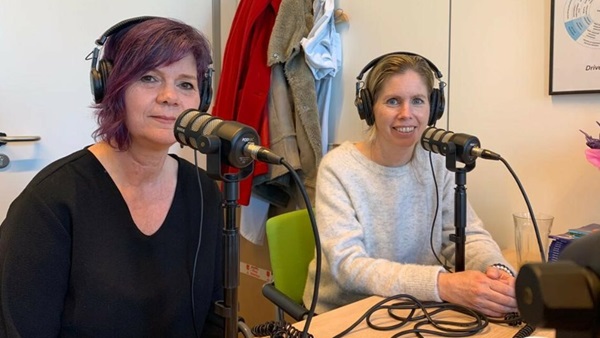 Patiënt Karin Wismeijer (links) en MDL-arts Manon Spaander schuiven aan in de podcast over darmkankerscreening.
