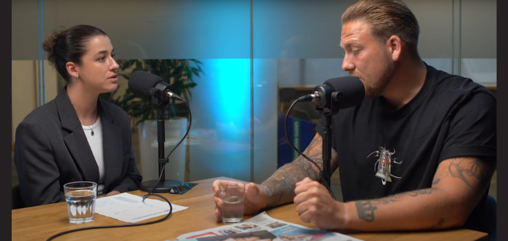 Eline Bakker en Mathijs van Wijngaarden in gesprek aan tafel tijdens de opname van de podcast ‘In meer dan één patiënt’.