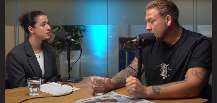 Eline Bakker en Mathijs van Wijngaarden in gesprek aan tafel tijdens de opname van de podcast ‘In meer dan één patiënt’. Eline Bakker en Mathijs van Wijngaarden in gesprek aan tafel tijdens de opname van de podcast ‘In meer dan één patiënt’.