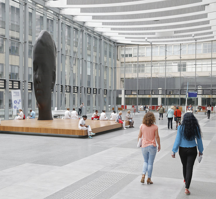 Passage Erasmus MC met kunstwerk Duna