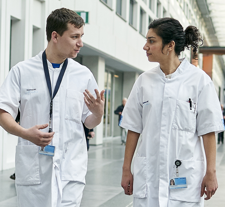 Zorgmedewerkers overleggen in de passage Erasmus MC