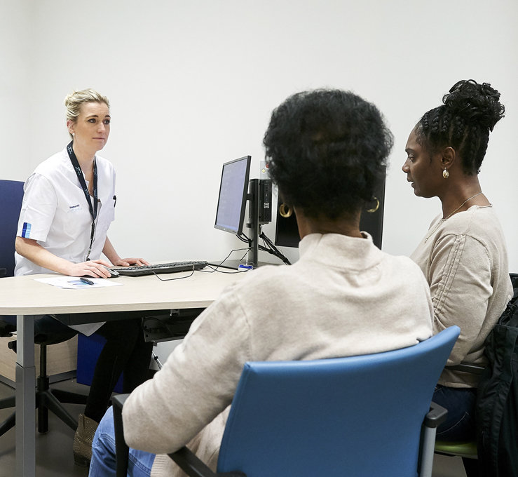 Gesprek met patienten op de polikliniek Erasmus MC